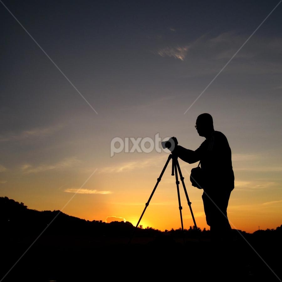 'When the explorer is ready, the guide will appear' ....... :D :D by Alfi Nurulhida - People Professional People