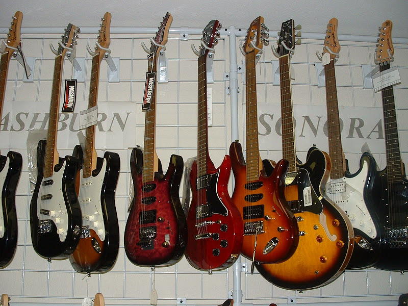 Fotos Gratis Música - Guitarras eléctricas en la tienda