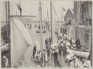 Zeilschepen tijdens het schutten in een sluis