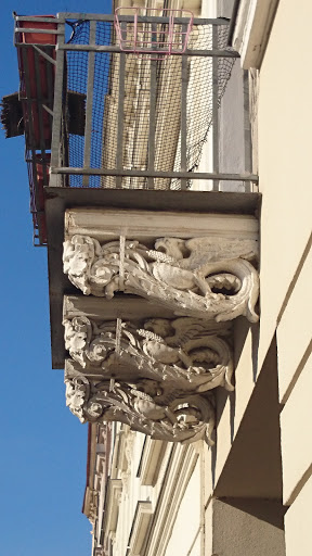 Drache hält Balkon