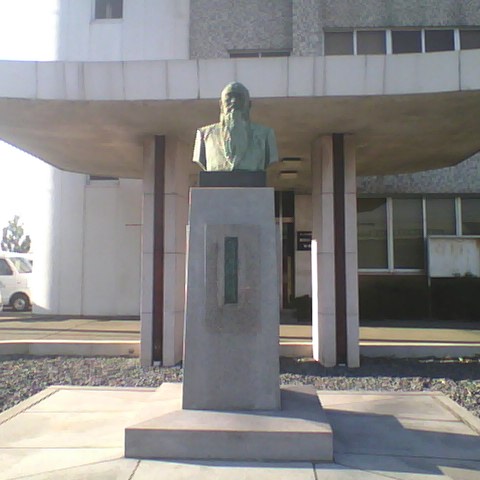 岩瀬和市の銅像