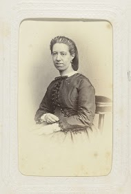 Studioportret van een jonge vrouw met een haarnetje