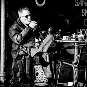 People watching by Lisa Davies - Black & White Portraits & People