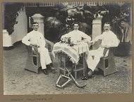 Riphagen en Bennink voor het kantoor aan de Paleisweg in 1915