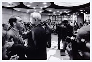 Staatssecretaris van onderwijs R. in 't Veldt neemt afscheid van commissie-voorzitter Franssen