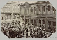 Gezicht op het beursplein met handelaren te Johannesburg