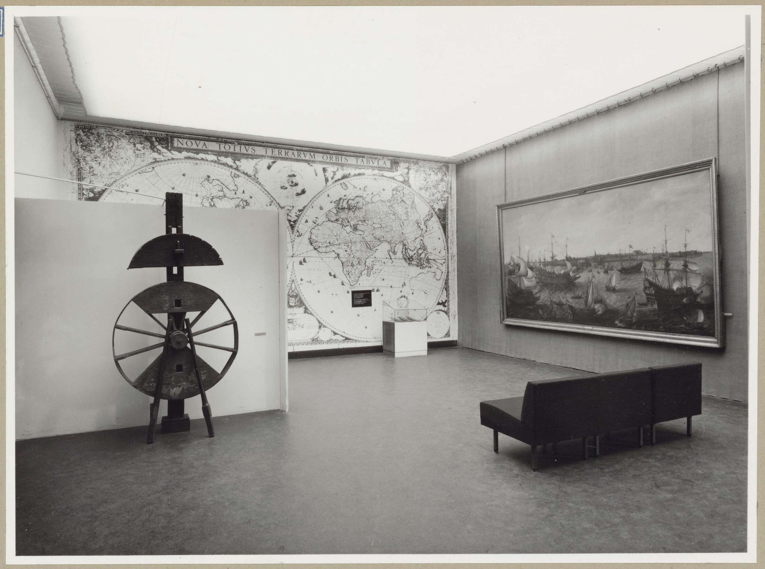 Zaal met wiel, wereldkaart en schilderij