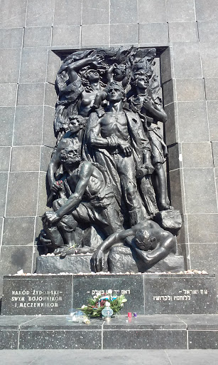 Monumento na Praça dos Heróis 