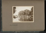 Gezicht op een water met een brug in de omgeving van Dordrecht