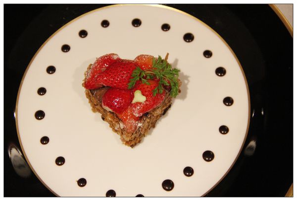 【台北中山區】2014.2.14『愛你一世又一世』情人節限定雙人套餐，愛心巧克力莓果蛋糕輕鬆擄獲另一半的心－♥華國大飯店．長虹酒吧Front Page Bar♥