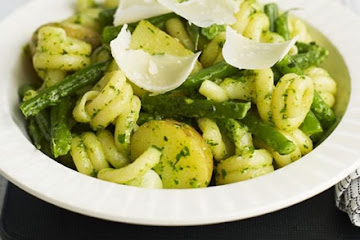 Herby pesto, bean & potato pasta