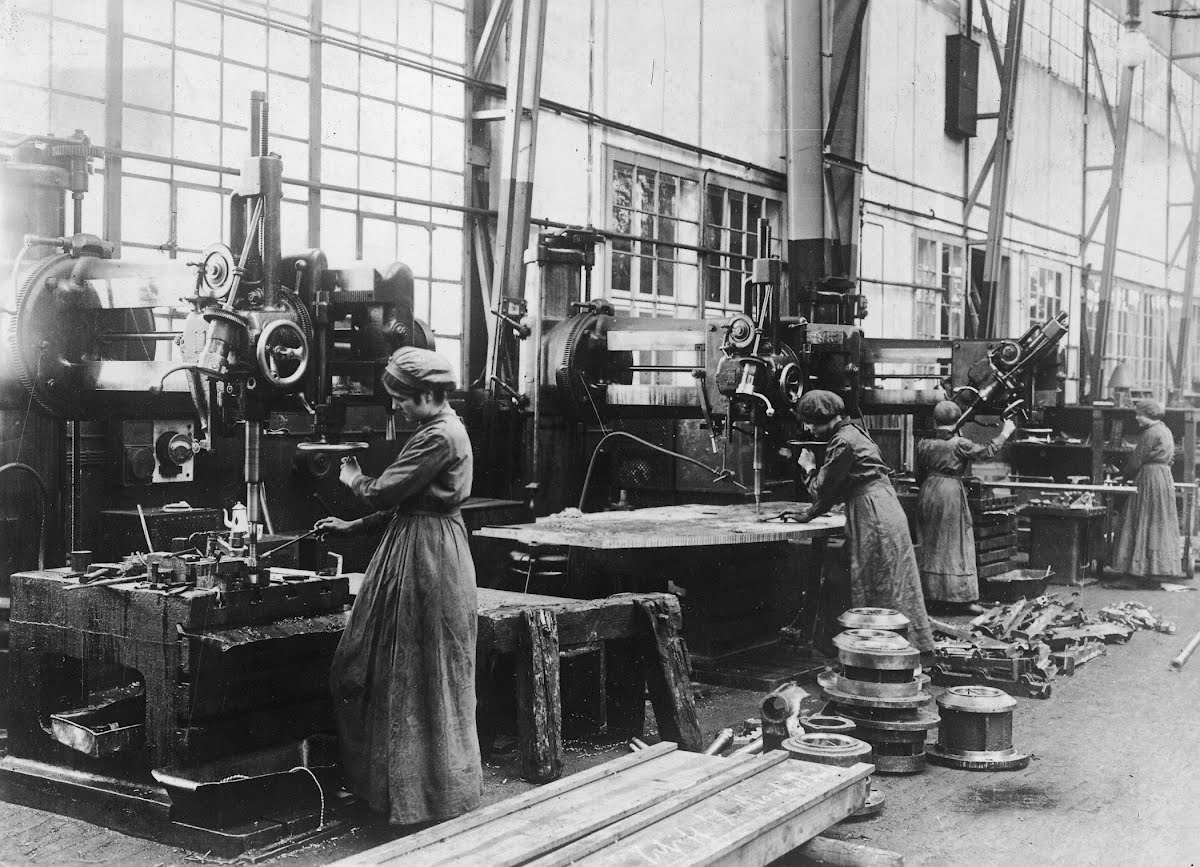 Speech at krupp factory in germany. Hitlers giving a concert music. Завод круппа в эссене. Венское копье и гитлер. Adolf hitler speech at krupp factory in germany 1935 british pathe.