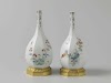 Fles, veelkleurig beschilderd met een Kakiemon-decor
