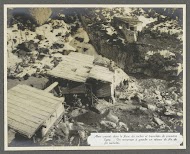 In de rotsen uitgegraven schuilplaatsen en prikkeldraadversperringen aan het front in de Dolomieten