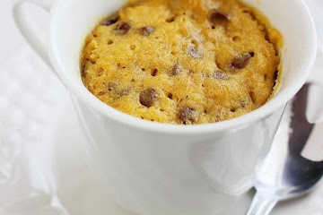 1-Minute Chocolate Chip Cookie in a Mug