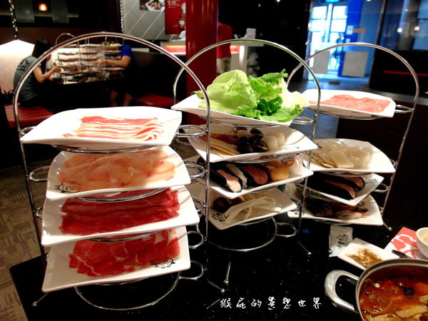 小蒙牛頂級麻辣鍋！全台首創杯裝哈根達斯吃到飽！