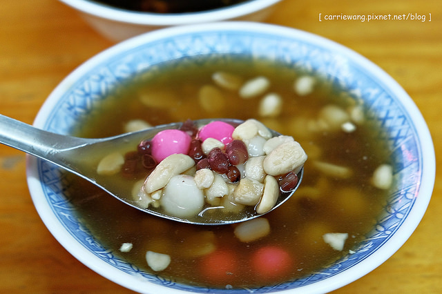 【台中小吃美食】百香豆花。傳統手工豆花，還有湯圓、刈包和四神湯都推薦，冬天夜晚外帶人潮絡繹不絕