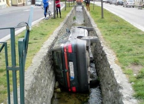 [Carro_bem_estacionado[3].jpg]
