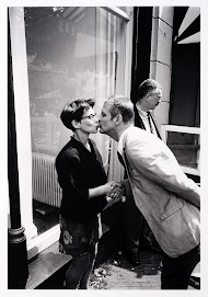 Directeur AKI feliciteert student