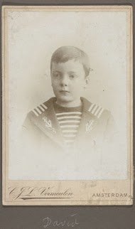 Portret van David Vermeulen in een matrozenpak