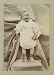 Portret van een jong kind in een hemd met rijglaarzen