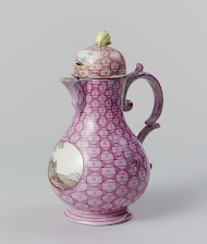 Theepot of koffiekan, polychroombeschilderd met een landschap in een medaillon uitgespaard in een geometrisch patroon