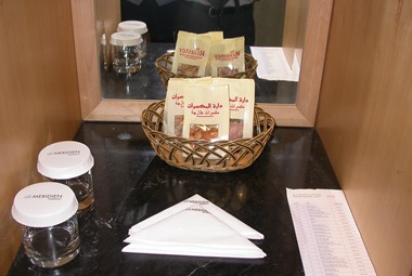 [Two napkins in the refreshment  center[5].jpg]