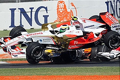 f1, accident, crash, 2, sport cars, racing car, race, motorsport, autosport, formula one, white, red, ing, route, fence, medion, picture, green, grass, collision, driver, pilot, racer, lion