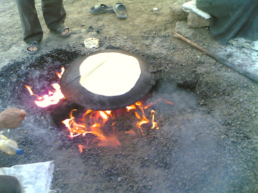 پخت نان و در عشایر تقدیم به مهران به خاطر گرمای آتش و شعله هایش 870510 ستوده 