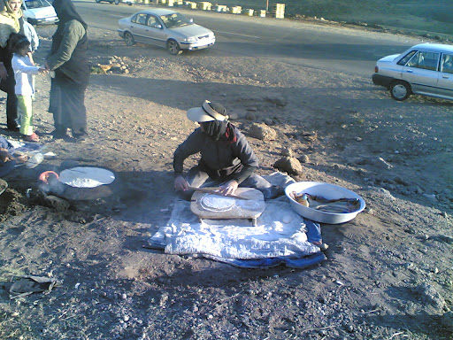 پخت نان توسط عشاير دامنه سبلان - استان اردبيل - عكس توسط ستوده 870511