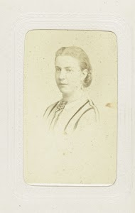 Studioportret van een vrouw met opgestoken haar