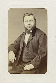 Studioportret van een man op een stoel