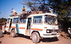 Le taxi brousse , un bus tata, trois heures d'arret pour ranger tous les bagages sur le toit