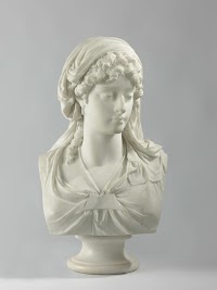 Beeldhouwwerk getiteld Sarah met wit marmeren sokkel