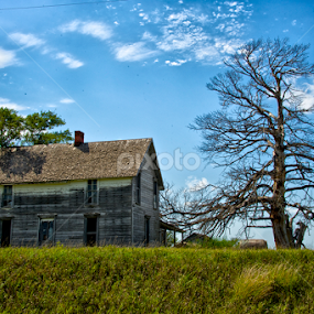 Abandoned Farm House by Hugh Hazelrigg - Buildings & Architecture Decaying & Abandoned