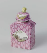 Theebus met een veelkleurig landschap in een medaillon uitgespaard in een geometrisch patroon