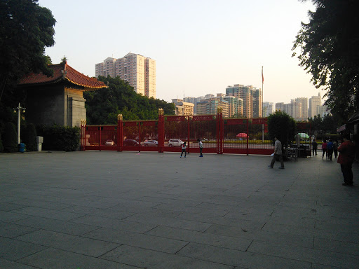 烈士陵园红铁门