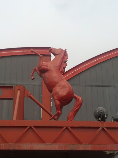 赤い馬の像