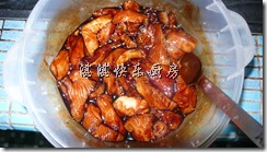将鸡胸肉加入调味料并腌制至少一个小时.