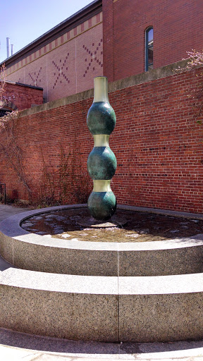 Fountain at the Casey V. Shearer '00 Courtyard