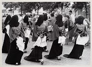 Meisjes met rouwsluiers dragen de lijdenswerktuigen van Christus in de Heiligdomsvaart