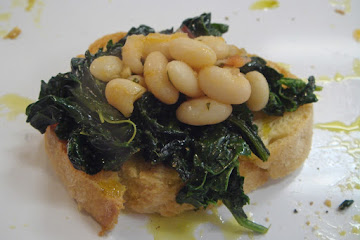 Crostone con cavolo nero e cannellini beans (grilled bread with cavolo nero and beans)