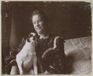 Vrouw met een hond op schoot in een stoel