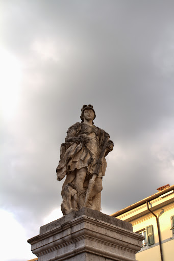 Incontri cividalesi (statua di Paolo Warnerfrido)
