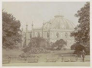 Stallen behorend bij het Royal Pavillion in Brighton met een park ervoor