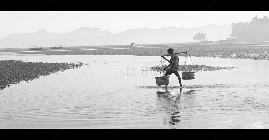 Strong Old Lady by Jnr Lavigne - People Street & Candids