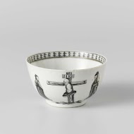 Klokvormige kop met een voorstelling van de kruisiging