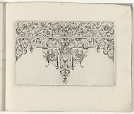 Ornamentprent met spits met rolwerk gevuld met dieren en bloemen; boven de spits een fries met rolwerk gevuld met bloemen en drie vogels