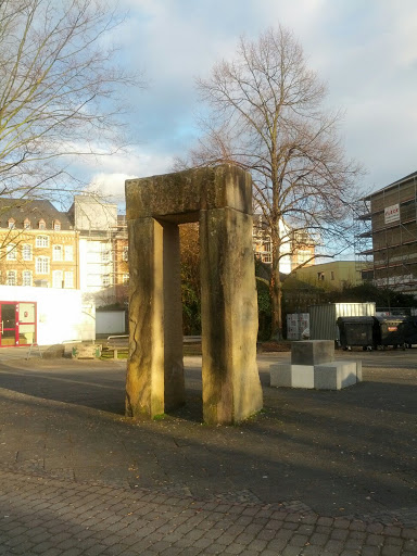 Steinskulptur Vor Der BBS Wirtschaft Koblenz