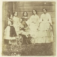 Groepsportret van dochters, zoon en vrienden van de fotograaf